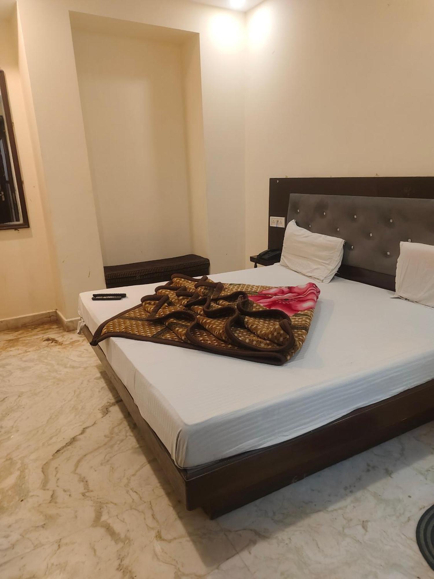 Hotel Perfect Spot- Main Bazar - Walking Metro Station Nueva Delhi Exterior foto